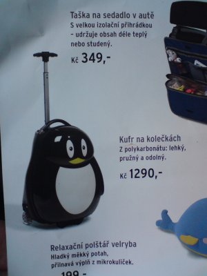 Obrázek z reklamního katalogu s nabídkou kufru ve tvaru tučňáka
