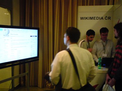 Stánek Wikimedie s velkou pezentační obrazovkou