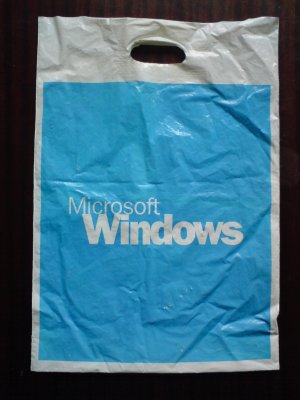 Přední strana tašky s nápisem „Microsoft Windows“