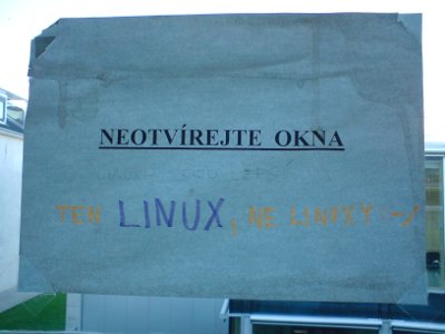 obrázek s textem „neotvírejte okna – linuxy jsou lepší – ten linux, ne linuxy“
