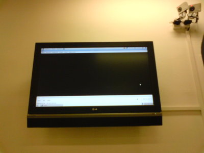Televizní obrazovka s Ubuntu a maximalizovaným přehrávačem