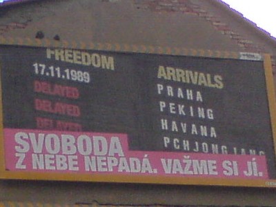 Billboard vyobrazující zmeškání svobody v některých městech mimo Prahy