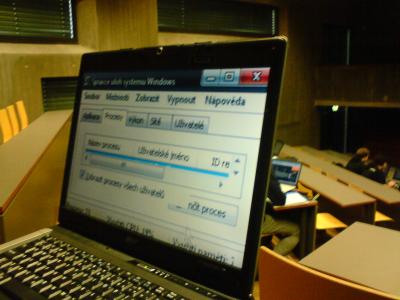 Monitor notebooku se spuštěným operačním systémem Windows Vista v rozlišení 320×240 pixelů